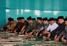 Pj. Gubernur Samsudin Salat Jum’at Bersama di Masjid Al-Hijrah Kota Baru, Terapkan Motto: Lanjutkan Pembangunan Kota Baru Dimulai dari Masjid