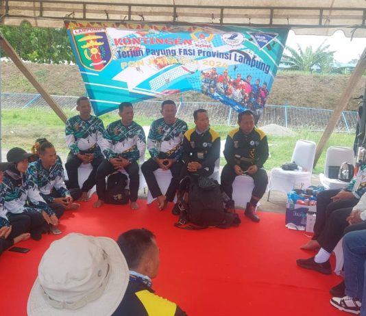 Pj. Gubernur Samsudin Bakar Semangat Atlet Terjung Payung PON XXI Lampung Saat Meninjau Persiapan Para Atlet Tersebut di Bandara Sultan Iskandar Muda Blang Bintang Aceh Besar