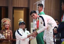 Atlet Muaythai Lampung Abdul Muis Rebut Medali Emas PON XXI Aceh – Sumut 2024 setelah Menang KO atas Petarung Jatim di Laga Final, Pj. Gubernur Samsudin: Ini Berkat Perjuangan dan Kerja Keras!