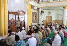 Pj. Gubernur Samsudin Salat Jumat Bersama Masyarakat di Masjid Al Islah Kabupaten Tanggamus