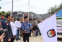 Bupati Raden Adipati Surya, menghadiri Acara Pelepasan Distribusi Logistik Pemilihan Umum Serentak Tahun 2024 di Halaman Kantor KPU Way Kanan