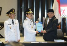 GUBERNUR LAMPUNG PIMPIN SERTIJAB PJ BUPATI LAMPUNG UTARA DENGAN BUPATI TERPILIH DR. IR. H. HAMARTONI AHADIS, M.SI., DAN ROMLI, S.KOM., S.H., M.H.