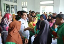 Bupati Lampung Utara Hadiri Pemberian Tali Asih bagi Petugas Kebersihan dan Pertamanan