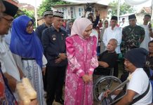 Safari Ramadhan di Kota Metro, Ketua TP PKK Provinsi Lampung Purnama Wulan Sari Mirza, Serahkan Bantuan Sembako, Mesin Jahit, dan Alat Bantu Disabilitas