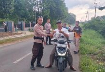 Polsek Gunung Labuhan Bagikan Puluhan Takjil ke Warga