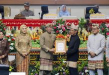 Gubernur Mirza Beri Gelar Pahlawan Daerah Kepada Wan Abdurachman dalam Hari Ulang Tahun Provinsi Lampung ke-61