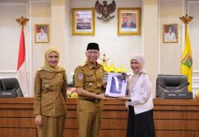Gubernur Mirza dan Wagub Jihan Nurlela Terima Laporan Eksekutif Daerah Semester II Tahun 2024 yang Disampaikan Kepala Perwakilan BPKP Provinsi Lampung Nani Ulina Kartika Nasution