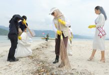 Wagub Jihan Nurlela Lakukan Aksi Bersih-bersih di Kawasan Wisata Pesisir Pesawaran, Wujudkan Kolaborasi Indonesia Bersih
