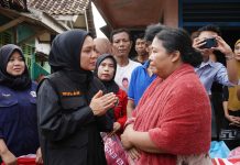 Wulan Mirza Kunjungi Korban Banjir di Panjang, Serahkan Bantuan dan Sampaikan Belasungkawa