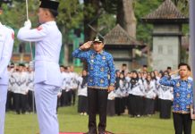 Pimpin Upacara Hardiknas Parosil Mabsus Berikan Sangsi Kepada Lima Kepala Sekolah Indisipliner