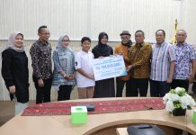 Dinas Kominfotik dan BPJS Ketenagakerjaan Serahkan Santunan Sosial kepada Keluarga Almarhum PTHL