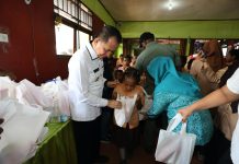 Peringati Hari Anak Nasional, Pj Gubernur Papua Gandeng CSR Kunjungi Sekolah untuk Beri Bantuan