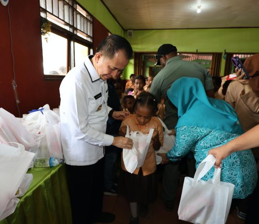 Peringati Hari Anak Nasional, Pj Gubernur Papua Gandeng CSR Kunjungi Sekolah untuk Beri Bantuan