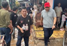 Anggota DPRD Provinsi Lampung Andika Wibawa Sarahkan Bantuan kepada Korban Banjir di Kecamatan Panjang Utara