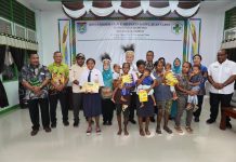 Pj Gubernur Papua Agus Fatoni Tinjau Puskesmas Kosiwo, Beri Bantuan Vitamin-Susu Anak