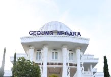 Pj Gubernur Agus Fatoni Resmi Kukuhkan 32 Anggota Paskibraka Papua Tahun 2025