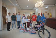 Aksi Viral Raihan Panjat Tiang Bendera, Gubernur Mirza Beri Hadiah Sepeda hingga Tabungan