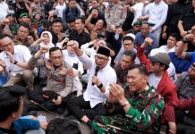 Pemimpin Daerah Lampung Duduk Bersila Bersama Mahasiswa, Dengarkan Aspirasi Aliansi Lampung Melawan di Depan Kantor DPRD