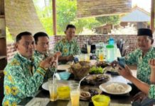 Ketua Apdesi dan Sekretaris Apdesi Ngobrol Santai Bareng Kepala Kampung