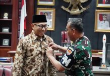 PUSPOM AD Anugerahi Gubernur Rahmat Mirzani Djausal Warga Kehormatan dan Pin Emas Polisi Militer
