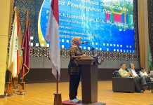 Rektor Narasumber Simposium Nasional Kependudukan 2025 di UNP