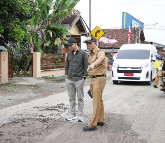 Gubernur Rahmat Mirzani Djausal Tinjau Pemeliharaan Jalan Provinsi di Ruas Jalan Pattimura, Kota Metro serta, Ruas Jalan Metro – Kota Gajah