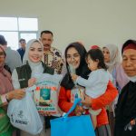 Ketua TP PKK Ibu Purnama Wulan Sari Mirza Kunjungan Kerja ke Kota Metro, Serahkan Bantuan Sosial dan Tinjau Penerima Manfaat