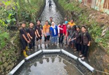 Mahasiswa KKN Inovasi Trash Barrier sebagai Solusi Cegah Banjir Sungai