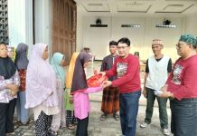 Henry Kurniawan Yuza Ketum Willys Lampung Community Pimpin Langsung Pembagian Baksos di Beberapa Titik