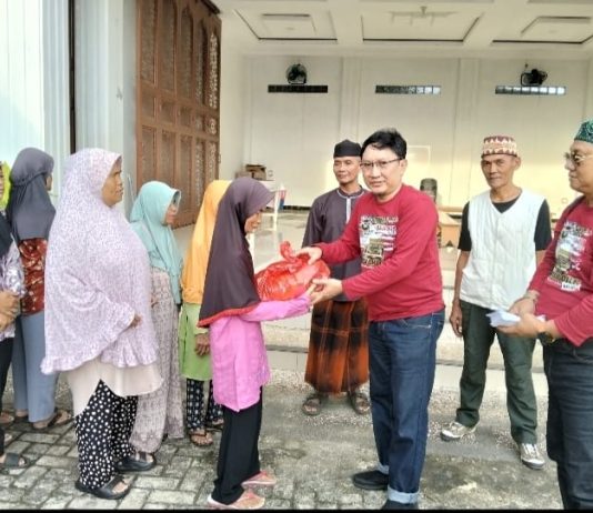 Henry Kurniawan Yuza Ketum Willys Lampung Community Pimpin Langsung Pembagian Baksos di Beberapa Titik
