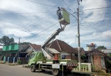 Dishub Lampura Terangi PJU di Jalan Letkol Masno Asmono. Masyarakat Ucapkan Terimakasih