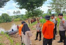 Diduga 2 Orang Hanyut Terbawa Arus Sungai Way Umpu, Polisi dan BPBD Way Kanan Masih Melakukan Pencarian