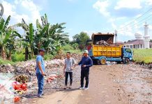 DLH Lampung Utara Respon Cepat Keluhan Warga, Kerahkan Alat Berat Bersihkan Tumpukan Sampah di Kotabumi Ilir