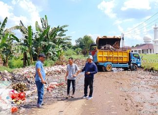 DLH Lampung Utara Respon Cepat Keluhan Warga, Kerahkan Alat Berat Bersihkan Tumpukan Sampah di Kotabumi Ilir