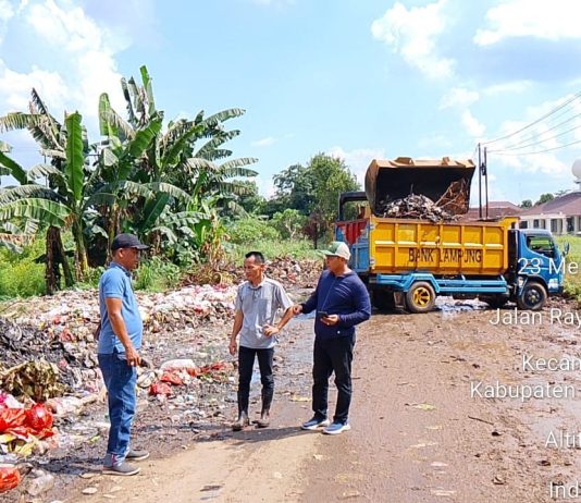 DLH Lampung Utara Respon Cepat Keluhan Warga, Kerahkan Alat Berat Bersihkan Tumpukan Sampah di Kotabumi Ilir