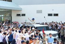 Meriah dan Penuh Kehangatan, Warga Pesisir Barat Sambut Kedatangan Presiden Prabowo
