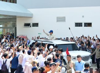 Meriah dan Penuh Kehangatan, Warga Pesisir Barat Sambut Kedatangan Presiden Prabowo