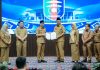Gubernur Rahmat Mirzani Djausal Serahkan SK Mendagri tentang Pengangkatan I Komang Koheri sebagai Plt. Bupati Lampung Tengah Masa Jabatan 2025-2030