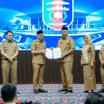 Gubernur Rahmat Mirzani Djausal Serahkan SK Mendagri tentang Pengangkatan I Komang Koheri sebagai Plt. Bupati Lampung Tengah Masa Jabatan 2025-2030