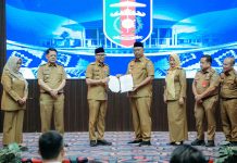 Gubernur Rahmat Mirzani Djausal Serahkan SK Mendagri tentang Pengangkatan I Komang Koheri sebagai Plt. Bupati Lampung Tengah Masa Jabatan 2025-2030