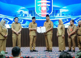 Gubernur Rahmat Mirzani Djausal Serahkan SK Mendagri tentang Pengangkatan I Komang Koheri sebagai Plt. Bupati Lampung Tengah Masa Jabatan 2025-2030