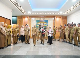 Wakil Gubernur Lampung Lepas Purnabakti dr. Edwin Rusli, Penghargaan diberikan sebagai Ucapan Terimakasih atas Integritas dan Profesionalisme